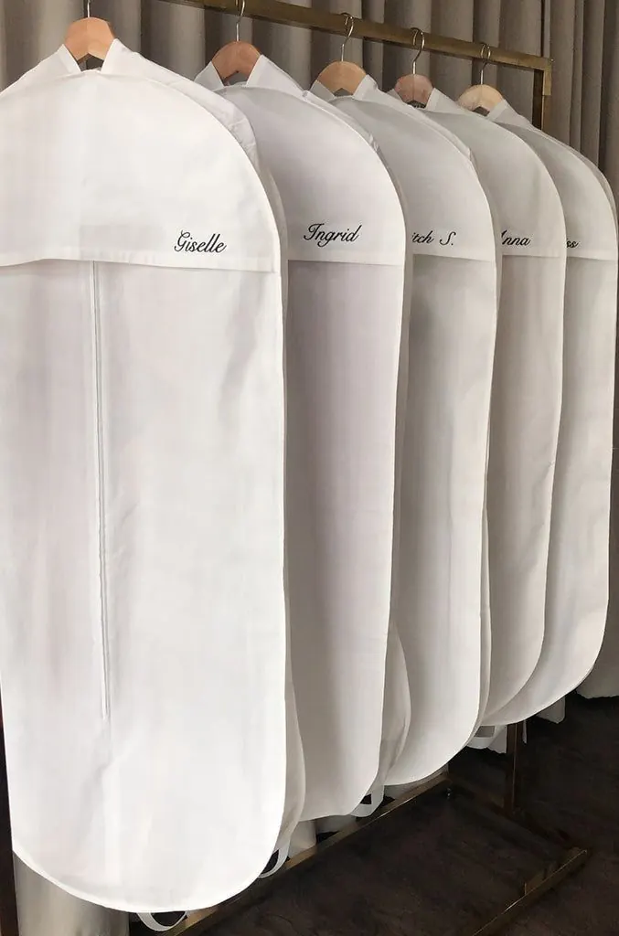 Fundas de traje con el nombre de cada cliente